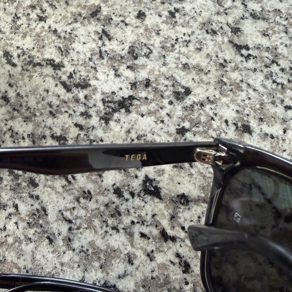 GENTLE MONSTER Black Square Sunglasses - Picture 3 of 6